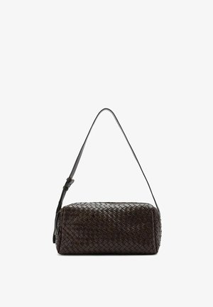Kleine donkerbruine leren schoudertas met geweven textuur, rechthoekige vorm, ritssluiting en verstelbare riem.