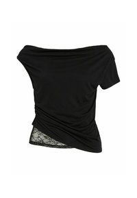 Czarna bluzka typu off-shoulder z krótkim rękawem, z marszczeniem po bokach i asymetrycznym koronkowym wykończeniem u dołu.