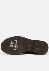 Suela de zapato de cuero negro con patrón de madera texturizada, logo de la marca "Felmini" en blanco y marcado de tamaño "37". Construcción sólida, ligera señal de uso evidente.