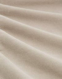 Beige strukturierten Stoff mit einer weichen, gerippten Oberfläche, die sanfte Falten und ein glattes Erscheinungsbild aufweist. Ideal für Polsterungen oder Bekleidungsnutzung.