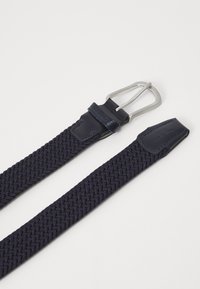 Cinto tecido azul-marinho com textura trançada, apresentando uma fivela de metal prateada e acabamentos em pele em ambas as extremidades para durabilidade.