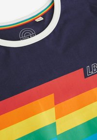 Little Bird SHORT SLEEVE RAINBOW STRIPE  REGULAR FIT - Apdrukāts T-krekls - navy