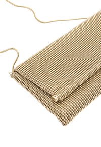 Metaliczna złota kopertówka, struktura pokryta małymi okrągłymi koralikami, smukły prostokątny kształt, z zapięciem na zamek błyskawiczny i łańcuszkiem.