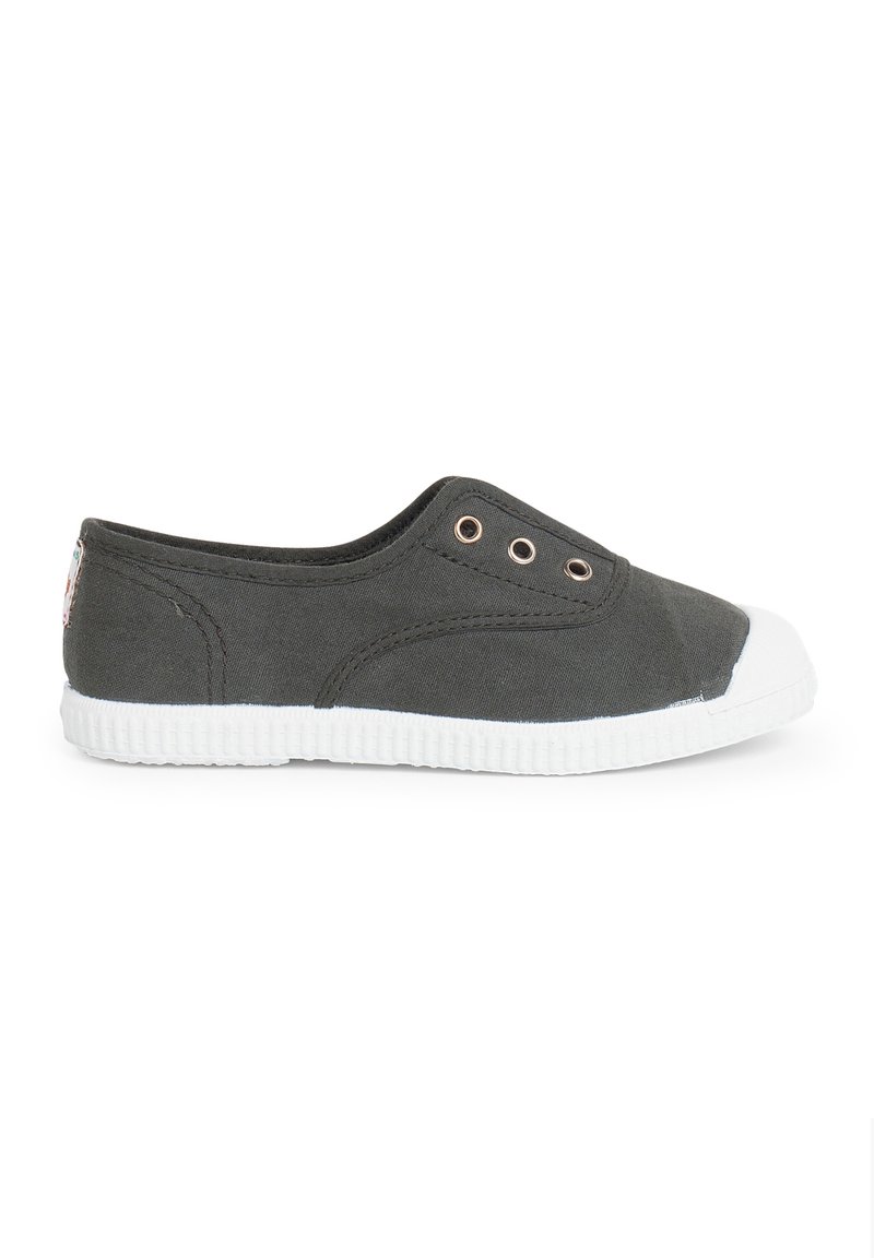 Šedá plátěná slip-on obuv s bílou gumovou podrážkou, zaoblenou špičkou a dvěma kovovými oky. Má kontrastní bílou špičku a švy.