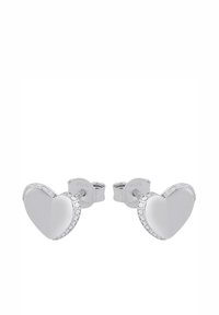 Pendientes en forma de corazón de plata con un acabado suave. Acentuados con piedras transparentes brillantes a lo largo de los bordes. Diseño clásico de cierre trasero.