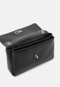 Calvin Klein LOCK CROSSBODY - Torebka