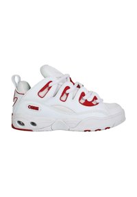 Zapatilla blanca con acentos rojos, con un diseño estructurado, textura de cuero suave, lengüeta acolchada y amortiguación de aire visible en la suela.