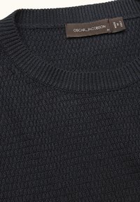 Maglione in maglia testurizzata color navy con colletto a coste, con un'etichetta che riporta "OSCAR JACOBSON", taglia M, prodotto in Italia.
