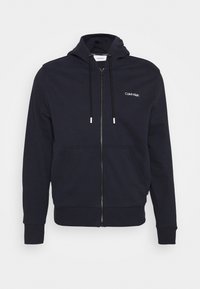 Sudadera con cremallera en color navy, hecha de una mezcla de algodón, que cuenta con capucha, bolsillos frontales, cordones negros y un pequeño logo blanco en el pecho.