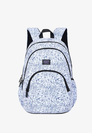 Zaino con base bianca caratterizzato da un motivo astratto blu, due scomparti con zip, spallacci imbottiti e una piccola toppa con logo.