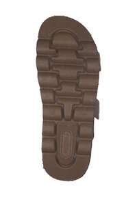 Semelle de chaussure en caoutchouc marron avec un motif de grip texturé. Caractérisée par des rainures et des crêtes prononcées ; comprend un logo et un marquage de taille.