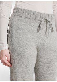 Grijze joggingbroek van zachte stof, met een geribde tailleband, een trekkoordsluiting en zijzakken.