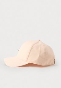 Ροζ αθλητικό καπέλο από βαμβακερό ύφασμα με καμπυλωτό γείσο, ρυθμιζόμενο μεταλλικό λουράκι και μινιμαλιστική λεπτομέρεια λογότυπου στο μπροστινό μέρος.