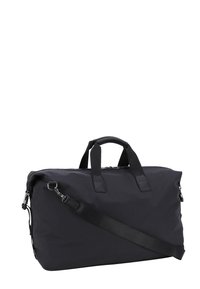 Borsa a duffle nera realizzata in tessuto resistente. Presenta manici doppi, una tracolla regolabile e chiusura con zip. Texture liscia con accenti minimi.
