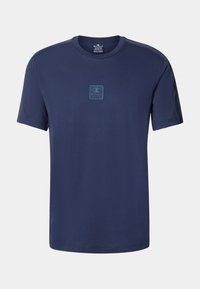 Marineblå kortærmet t-shirt lavet af letvægtsstof. Har et brystlogo i en kontrastfarve og en klassisk rund halsudskæring.