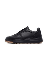 Sneaker in pelle nera con punta rotonda, design con lacci e dettagli testurizzati. Presenta una suola in gomma con una base tan a contrasto.