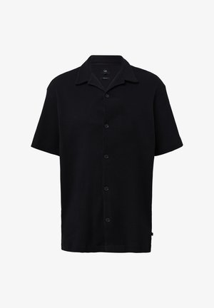 Czarna krótka koszula na guziki z krótkim rękawem, wykonana z teksturowanej tkaniny. Posiada klasyczny kołnierzyk oraz guziki biegnące wzdłuż przodu, z luźnym krojem.