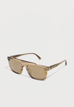 Bruine doorschijnende rechthoekige zonnebril met licht getinte glazen, Michael Kors-logo op het tuitstuk, afgebeeld tegen een effen achtergrond.