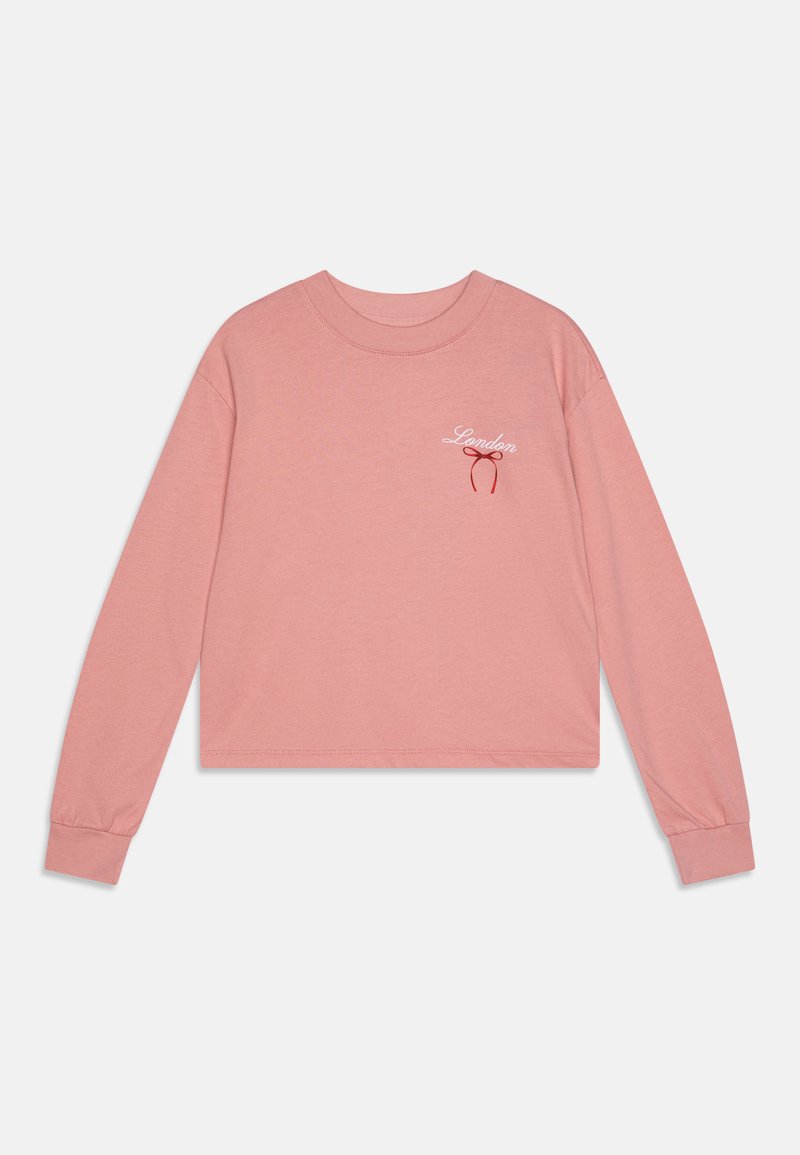 Sudadera corta de manga larga color rosa con puños acanalados, que presenta el texto blanco "London" y un diseño de lazo rojo en el área del pecho izquierdo. Tela suave.
