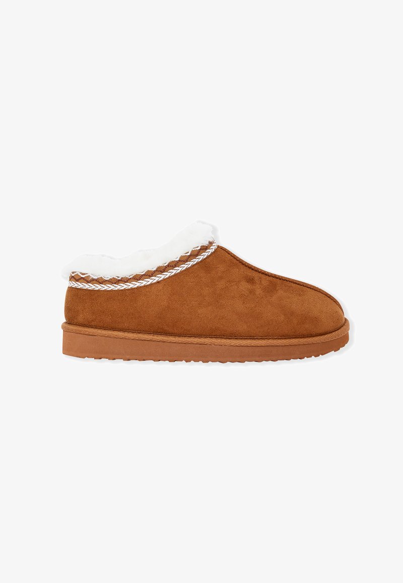 Pantofole in suede marrone con colletto in pelliccia sintetica bianca e dettagli intrecciati. Punta arrotondata, suola piatta in gomma per comfort e stabilità.