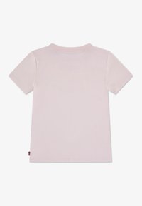 Ροζ ανοιχτόχρωμο κοντομάνικο T-shirt από μαλακό βαμβάκι. Φέρει στρογγυλή λαιμόκοψη και μια μικρή ετικέτα με το λογότυπο της μάρκας στη πλευρά. Απλό σχέδιο χωρίς σχέδια.