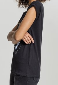 Mister Tee T-shirt med print - black