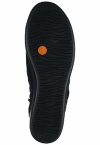 La semelle de chaussure en caoutchouc noir présente un motif de vagues texturé, avec un accent circulaire orange marqué d'un logo. La taille 37 est indiquée sur la semelle.