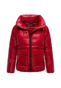 Giacca imbottita rossa con finitura lucida, colletto alto, chiusura con zip e due tasche frontali. Presenta un cappuccio e un design trapuntato.