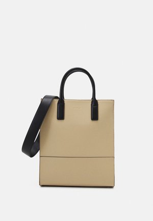 Beige rechthoekige shopper met zwarte handvatten en een verstelbare zwarte schouderband op een witte achtergrond.