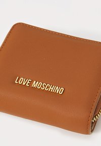 Portafoglio in pelle marrone con logo dorato "LOVE MOSCHINO" e zip dorata visibile su sfondo bianco.