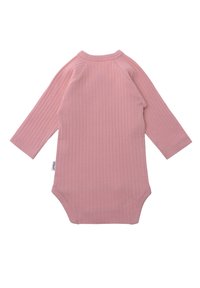 Hellrosa, geripptes Baby-Bodysuit mit langen Ärmeln, Rundhalsausschnitt und Druckknopfverschluss am Boden. Weiche Textur mit taillierter Passform.