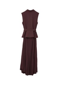 Robe longue sans manches de couleur bordeaux profond avec un corsage ajusté, taille peplum et jupe plissée, fabriquée dans un tissu léger.