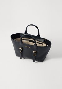 Schwarze Leder-Umhängetasche mit glatter Textur, goldfarbener Hardware, doppelten Tragegriffen und einer Innenzipptasche. Hat ein beiges Innenfutter.