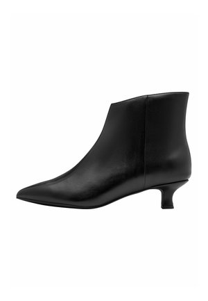 Stivaletto in pelle nera con punta affilata e tacco kitten basso, finitura liscia, senza chiusure o decorazioni visibili.