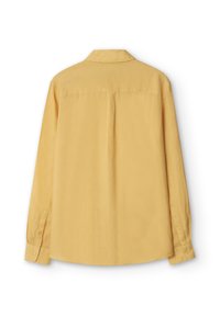 Camisa de manga larga en suave tejido amarillo, con un cuello tradicional, puños con botón y un diseño simple de yugo en la espalda.