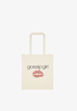 Sac cabas beige avec longues anses portant les mots « gossip girl » et une trace de baiser au rouge à lèvres rose sous le texte.