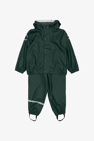 Tamsiai žalia lietaus kostiumas, apimantis užtraukiamą striukę su kapišonu ir elastinėmis rankovėmis, derinamas su atitinkamomis kelnėmis su atspindinčiomis juostelėmis ir pėdų dirželiais.