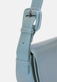 HVISK NOMI SHINY STRUCTURE - Borsa a mano - blue mist