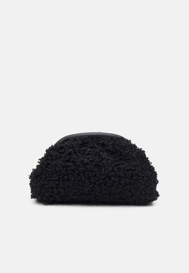 Petite pochette noire en tissu texturé bouclé avec un bord supérieur lisse, posée sur un fond clair uni.