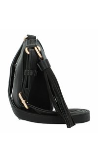 Borsa in finta pelle nera con accessori in oro rosa, dettagli frangianti sui lati e una lunga tracolla regolabile. Presenta una chiusura con zip.