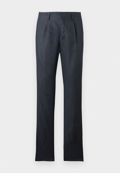 Ανδρικό παντελόνι φόρμας σε ναυτικό μπλε χρώμα, με θηλιές για ζώνη, ίσια γραμμή και ριχτάρια στο μπροστινό μέρος, απλωμένο επίπεδα σε λευκό φόντο.