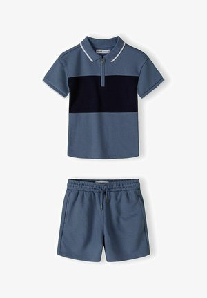 Polo bleu à manches courtes avec une rayure horizontale noire et un short bleu assorti à taille élastique avec cordon de serrage.