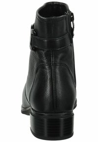 Černá kožená kotníková bota s hladkým povrchem, se bočním zipem a dekorativním páskem se sponou. Design s blokovým podpatkem.