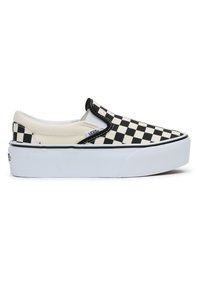 Zapatilla slip-on en blanco y negro con diseño de tablero de ajedrez, suela de goma, parte superior de lona, cuello acolchado y paredes laterales blancas. Logo de la marca en el lateral.