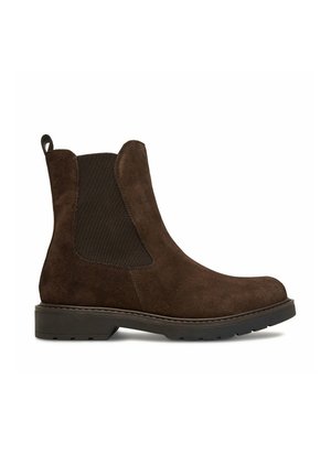 Mörkbrun mocka Chelsea-boot med elastiska sidopaneler, dragflik baktill och låg svart gummisula med slitmönster.