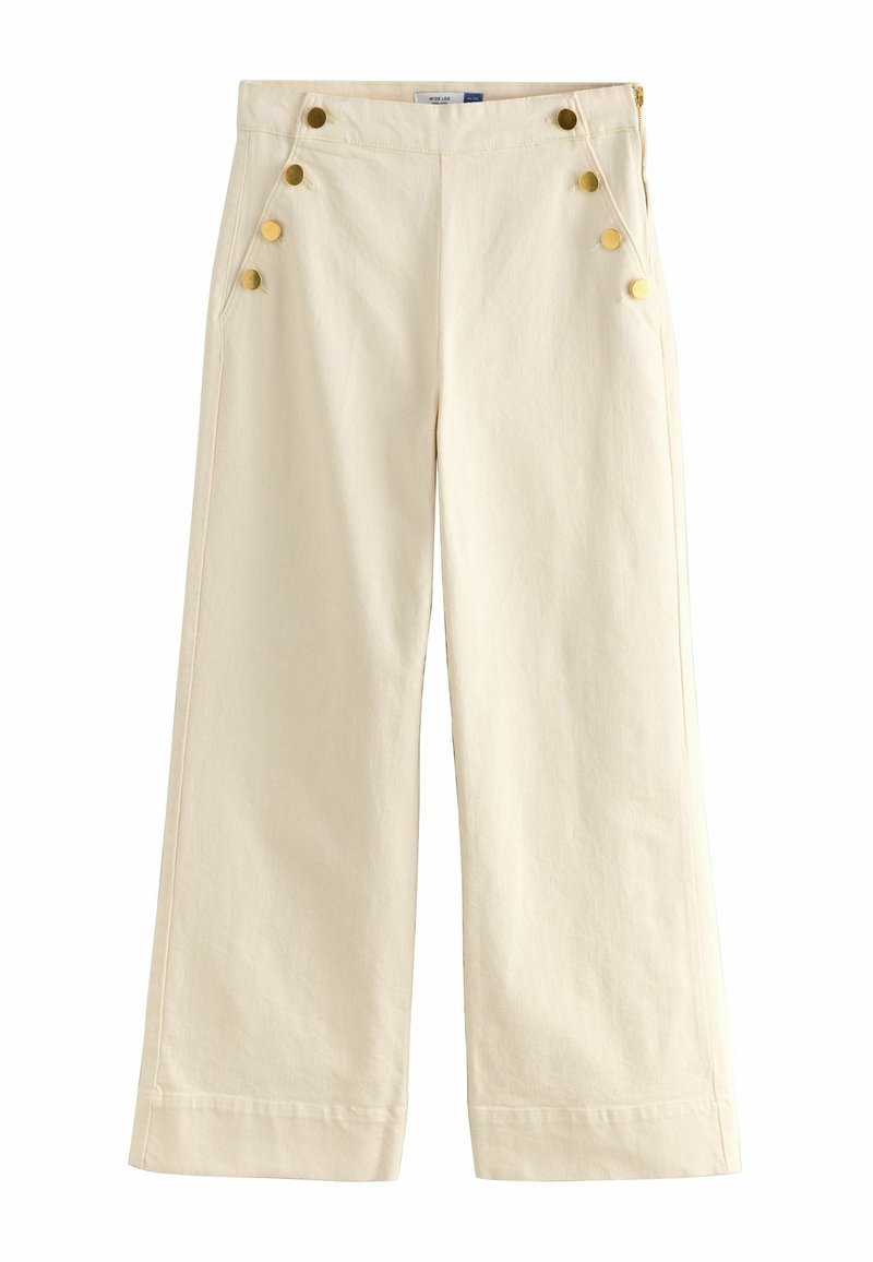 Wijde broek in een lichte beige stof met een zachte textuur, voorzien van grote gouden knopen langs de zijzakken en een rechte zoom.