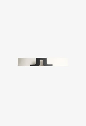 Witte riem met een brede band en een matte afwerking, voorzien van een onderscheidende zwarte geometrische gesp. Soepele textuur met een minimalistisch ontwerp.