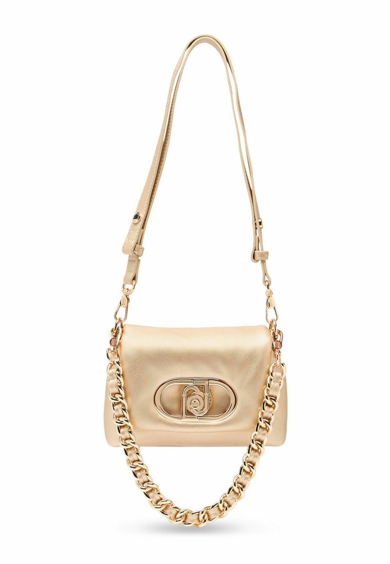 Gylden læder håndtaske med rektangulær form, der har en kæderekvæg og et fremtrædende ovalt logo akcent foran. Glat tekstur.