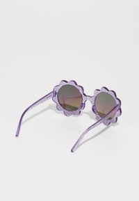 Ochelari de soare cu glitter mov, cu un cadru în formă de floare, lentile rotunde și brațe translucide. Au lentile cu nuanță gradient.