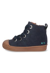 Hoge schoen van donkerblauw suede met een rubberen neus en een bruine zool. Heeft grijze metalen oogjes en twee groene accenten op de hiel.